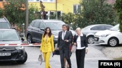 Premijer Federacije BiH Fadil Novalić sa svojom advokaticom Vasvijom Vidović (desno) ispred Suda BiH, Sarajevo, avgust 2021.