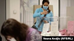 Sa parlamentarnih izbora održanih 21. juna 2020. Biračko mesto u Beogradu. 