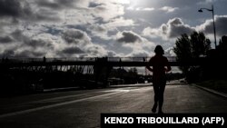 Egy nő fut Párizsban, a Szajna partján, 2019. április 3-án