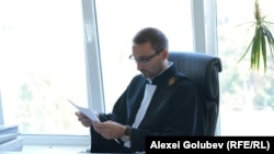 Judecătorul Petru Păun citește demersul procurorului de arestare a lui Constantin Țuțu.