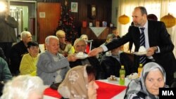 Архивска фотографија: Градоначалникот Коце Трајановски на средба со граѓани.