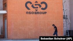 A Pegasus kémfegyvert gyártó NSO Csoport logója az izraeli Sapir városában 2021. augusztus 24-én