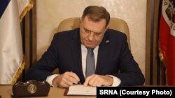 Milorad Dodik, potpisuje ukaz o proglašenju jednog od neustavnih zakona u RS, Banjaluka, mart 2025. godine