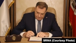 Президентът на Република Сръбска Милорад Додик подписва нови закони, които блокират правомощията на национални органи на Босна и Херцеговина в управляваната от него територия, 5 март 2025 г.