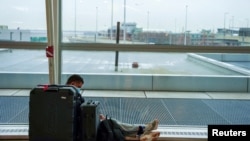 Trend konstantnog rasta broja migranata sa Balkana u državama članicama EU se u petogodišnjem periodu, pre izbijanja pandemije, utrostručio. (na fotografiji: mladić čeka na avion, 24. decembar 2021.)