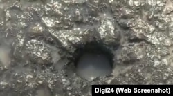 Prin mai multe găuri din noul asfalt al podului, a țâșnit apă, recent. Cauzele sunt cercetate, încă.