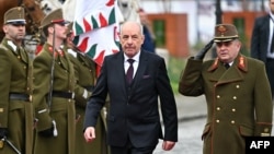 Sulyok Tamás beiktatási ünnepségén a katonai díszőrség előtt a budapesti Sándor-palotánál 2024. március 10-én