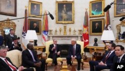 Premierul britanic Keir Starmer și președintele SUA, Donald Trump, în Biroul Oval. 