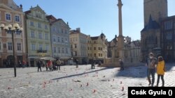 A gyönyörű tér tele van fehér keresztekkel, mécsesekkel és virágokkal