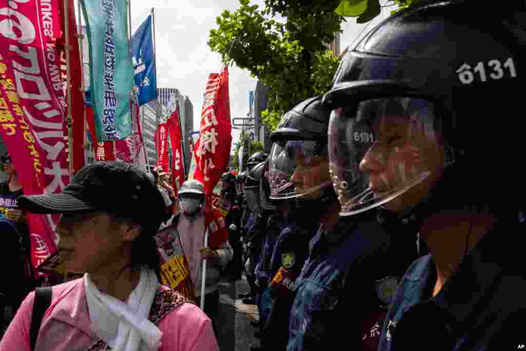 Protestatari anti-război și anti-atomici, purtând pancarte, mărșăluiesc spre Domul Bombei Atomice în timpul comemorării a 80 de ani de la bombardamentul atomic din Hiroshima, în vestul Japoniei, 6 august 2025. După trei zile, la 9 august 1945, aviația SUA a lansat al doilea atac atomic, asupra orașului Nagasaki, unde au murit alte zeci de mii de oameni.