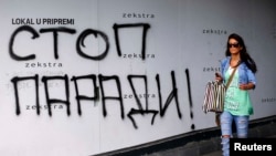 „Stop paradei” (gay), grafitti pe un zid la Belgrad, înaintea marșului Pride din 2013.