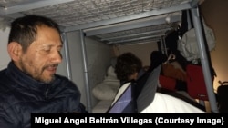 Profesor sociologije Migel Anhel Beltran Viljegas u pritvoru s porodicom pošto su zadržani na aerodromu u Beogradu.