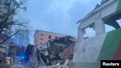 Зграда погодена од последниот ракетен напад на Русија врз Киев