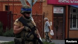 Украински военнослужещ в град Суджа в руската Курска област през август 2024 г. Тогава Украйна за пръв път предприе изненадващо нахлуване в региона.