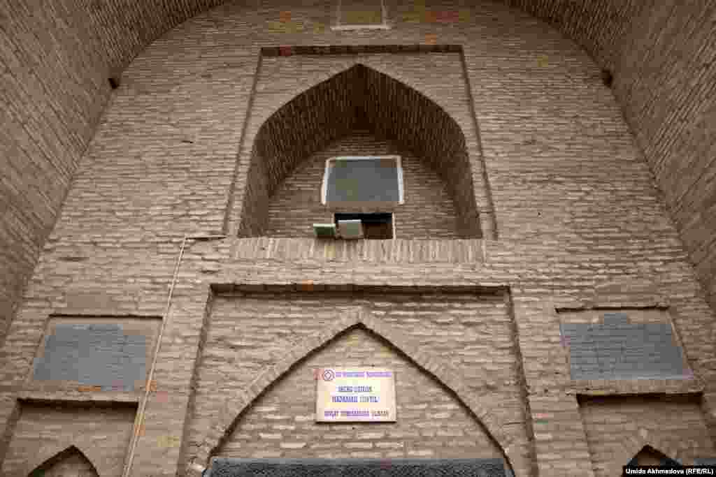У входа в мечеть Сергазы-хана. Это место раньше называли &quot;домом ученых&quot;.