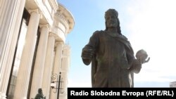 Споменикот на Цар Душан во центарот на Скопје.