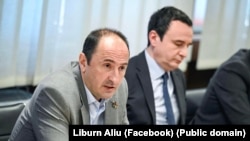 Liburn Aliu, një nga themeluesit e Lëvizjes Vetëvendosje, dha rishtazi dorëheqje si ministër i Mjedisit, shihet pranë kryetarit të Vetëvendosjes, Albin Kurti, gjatë një ngjarjeje më 2023.