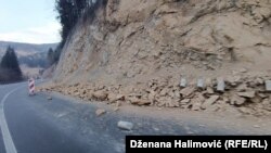 Obrušeno kamenje na dijelu magistralne ceste Sarajevo-Tuzla, čija je gradnja završena prije nekoliko mjeseci.