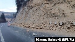 Obrušeno kamenje na dijelu magistralne ceste Sarajevo-Tuzla, čija je gradnja završena prije nekoliko mjeseci. 
