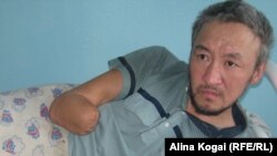 Асхат Жаркенов, бездомный житель города Семей, ставший инвалидом, в больнице. 24 марта 2011 года.