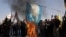 Mbështetësit e Iranit e djegin një flamur të pikturuar izraelit, në Teheran, më 2 tetor, gjatë një tubimi për të mbështetur sulmin raketor ndaj Izraelit një ditë më parë.