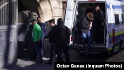 Cei șase reținuți de DIICOT în dosarul de trădare sunt duși la Curtea de Apel București cu propunere de arestare preventivă. 