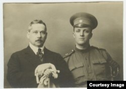Константин Сомов и английский писатель Хью Уолпол в униформе русской армии. Вторая половина 1910-х гг.