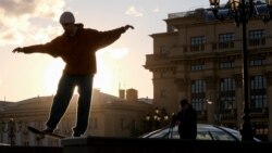 Скейтбордист на един от московските площади