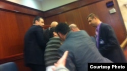 Претседателот на ЗНМ, Насер Селани, избркан од Собраниската галерија за време на седницата за носење на буџетот за 2013-та.