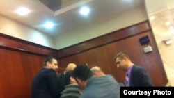 Претседателот на ЗНМ, Насер Селани, избркан од Собраниската галерија за време на седницата за носење на буџетот за 2013-та.