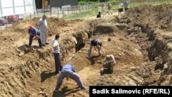 Traganje za grobnicama u blizini Potočara, avgust 2012.