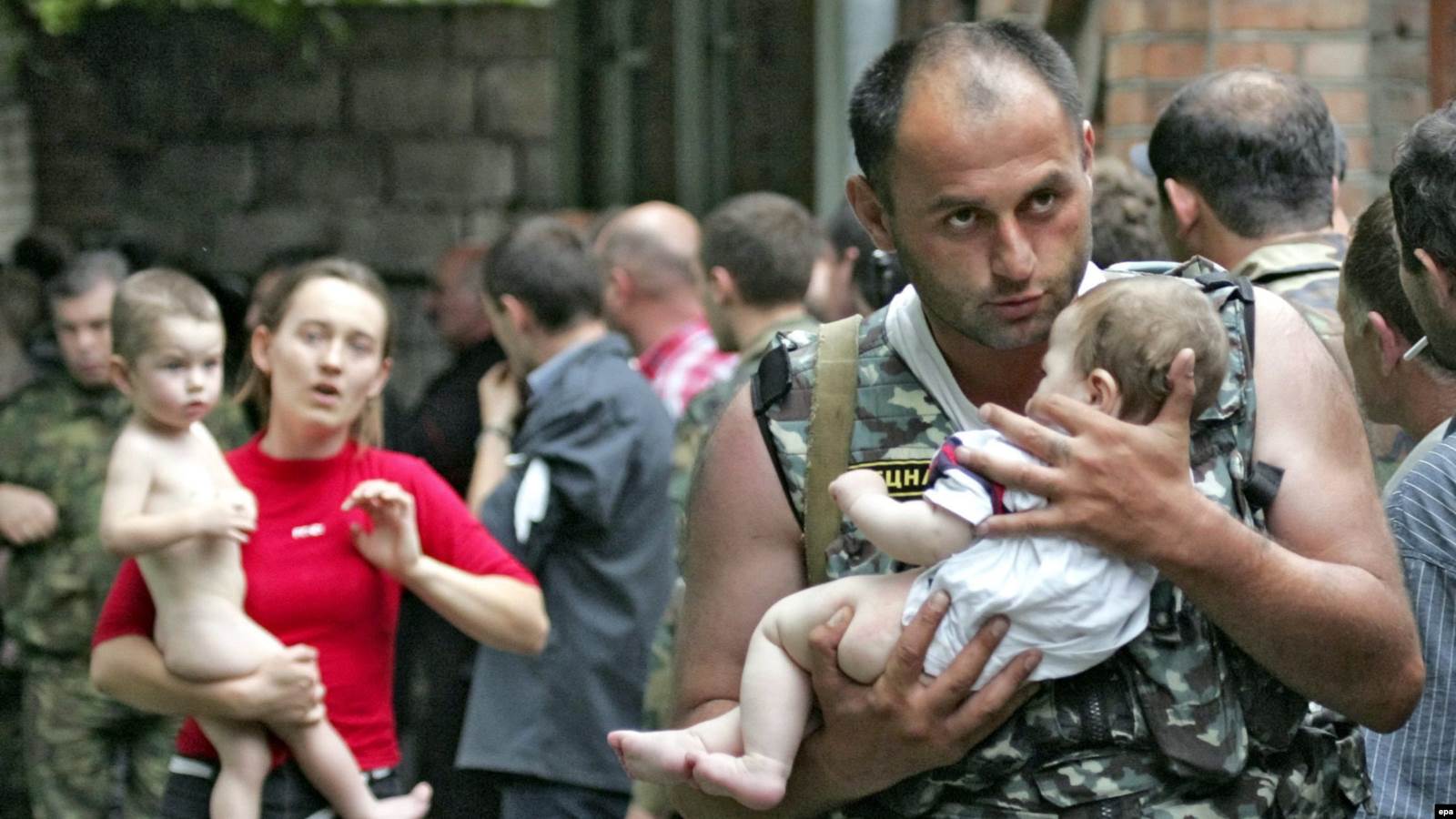 Террористер 2 қыркүйек күні кепілдегі 26 әйел мен баланы босатты. 