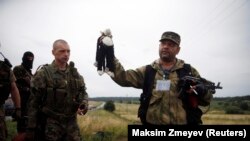 Proruski separatista drži plišanu igračku koja se nalazi na mjestu nesreće 18. jula 2014. godine.