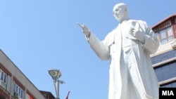 Споменикот на Ченто во Скопје.