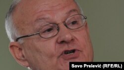 "To je populizam u cilju militarizacije stanja duha građana. Čemu može služiti? Nerazumnim politikama da opet zloupotrebe svoje građane", ocenjuje za RSE geopolitički analitičar i general u penziji iz Crne Gore Blagoje Grahovac.