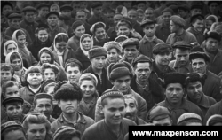 Митинг на работници пред текстилна фабрика в узбекската столица Ташкент.