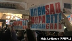 Jedan od transparenata na protestu u Novom Sadu