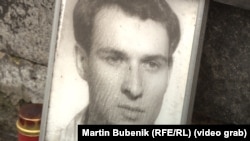 Fotografija Jana Palacha sa njegovog groba u Pragu