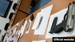 Оружје пронајдено кај ученици при претрес на МВР во Скопје на 10 март 2012 година.