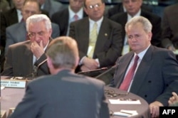 Franjo Tuđman (levo) i Slobodan Milošević (desno) u novembru 1995. godine na početku mirovnih pregovora o okončanju rata u Bosni i Hercegovini, Dejton, Ohajo