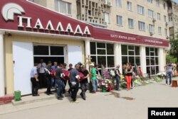 Из оружейного магазина выносят гроб. Актобе, 8 июня 2016 года.