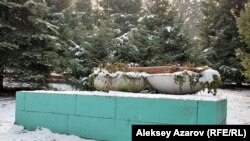 В Алматы сохранился лишь постамент одного из памятников Ленину и Сталину. Декабрь 2011 года.