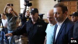 Никола Барбутов (вдясно) и Петър Рафаилов в Софийския градски съд, 12 септември 2025 г.