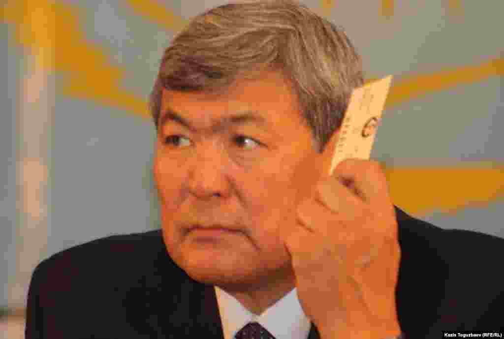 Токтар Аубакиров голосует на предвыборном съезде ОСДП. Алматы, 26 ноября 2011 года.