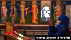 Žena u molitvi na Veliki petak, Skoplje