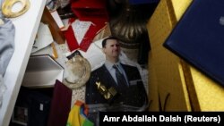 Lični suvenjiri svrgnutog sirijskog predsednika Bašara al-Asada u jednoj od soba Predsedničke palate u Damasku, 10. decembar 2024.