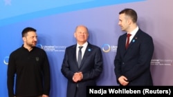 Presidenti ukrainas Volodymyr Zelensky dhe kryeministri malazez Milojko Spajiq në shoqërinë e kancelarit të atëhershëm gjerman Olaf Scholz, Berlin, qershor 2024.