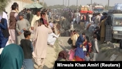 Ljudi ispred aerodroma u Kabulu 19. avgusta