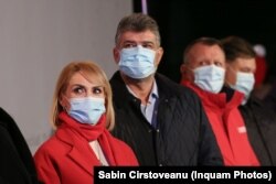 Gabriela Firea (stânga) ar avea termen de gândire până luni pentru a-și prezenta demisia de onoare din Guvernul condus de Marcel Ciolacu (centru).