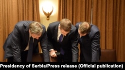 Predsednik Srbije Aleksandar Vučić, ministar finansija u Vladi Srbije Siniša Mali i direktor Kancelarije za Kosovo Marko Đurić gledaju u dokumenta, Vašington, 4. septembar 2020. 